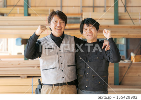 建設業で働く男性たち 135429902