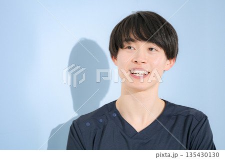 水色背景でスクラブを着た若い男性看護師や医師の見上げる考えるイメージ 転職どうしようかな? 水色背景でスクラブを着た若い男性看護師や医師の見上げる考えるイメージ 転職どうしようかな? 135430130