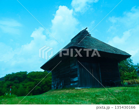 夏の田舎の藁葺き屋根① 夏の田舎の藁葺き屋根① 135430166