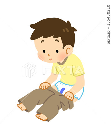 オムツを替えるためにズボンを脱ぐ男の子 135430210
