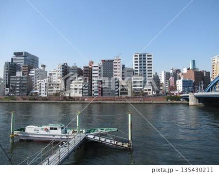 駒形橋付近　墨田区側から台東区側を望む 135430211