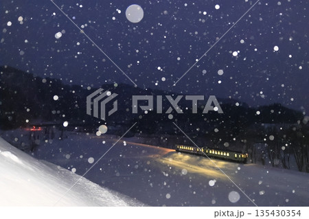 雪降る飯山線 135430354