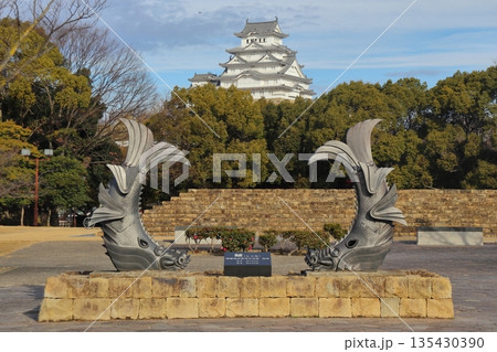 城見台公園から眺めた姫路城と鯱 城見台公園から眺めた姫路城と鯱 135430390