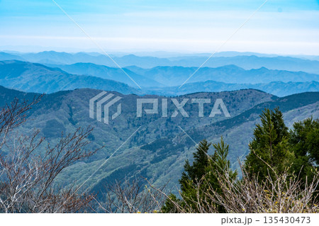 初夏の恐羅漢山 山頂から見た中国山地の山並み1 広島県山県郡安芸太田町 初夏の恐羅漢山 山頂から見た中国山地の山並み1 広島県山県郡安芸太田町 135430473