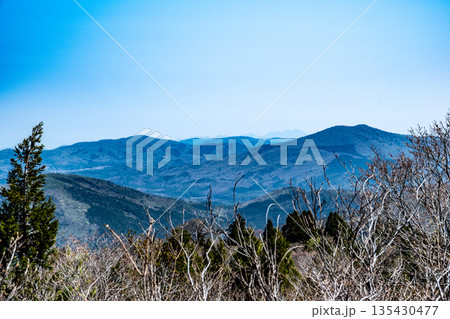 初夏の恐羅漢山　山頂から見た中国山地の山並み7　広島県山県郡安芸太田町 135430477