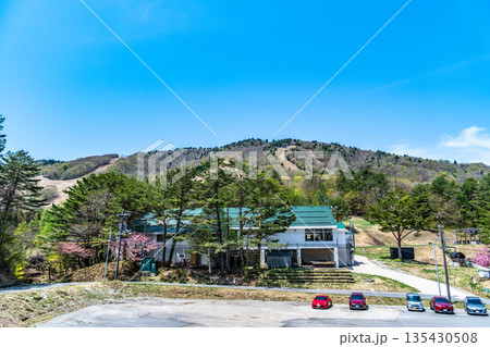 初夏の恐羅漢山 スキー場と青空1 広島県山県郡安芸太田町 初夏の恐羅漢山 スキー場と青空1 広島県山県郡安芸太田町 135430508