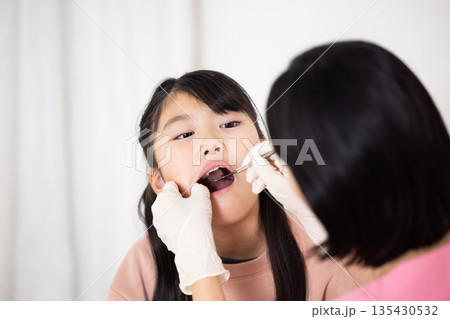 歯科医院で診察を受ける小学生の女の子 135430532