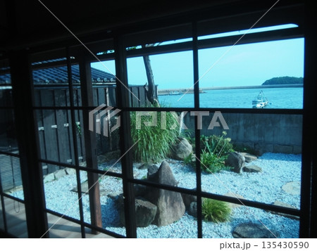 民家の庭と海② 135430590