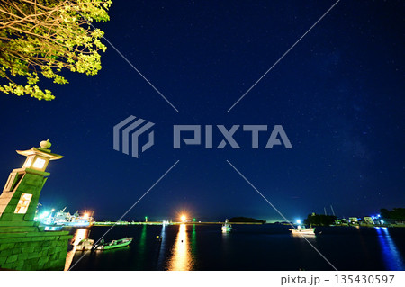 星空の下で光る鞆の浦の常夜燈 星空の下で光る鞆の浦の常夜燈 135430597