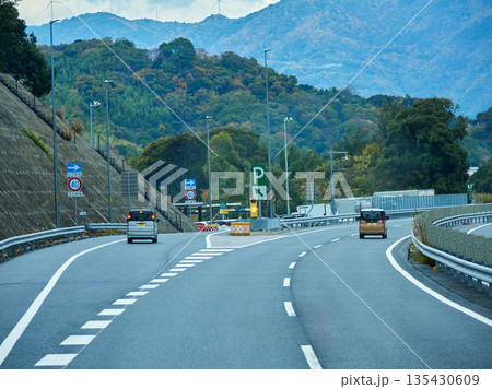 和歌山県の高速道路のサービスエリアの入り口の風景 135430609