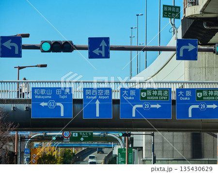 泉佐野市の道路上で設置された関西空港への指示看板の風景 135430629