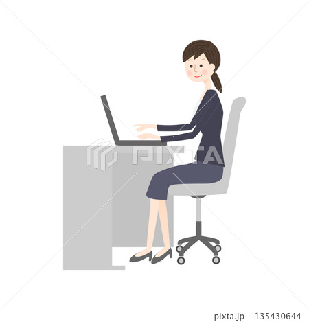 デスクでパソコン作業をするスーツの女性 135430644