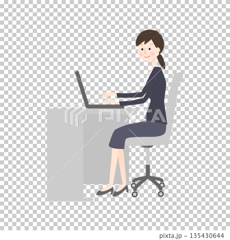 デスクでパソコン作業をするスーツの女性 135430644