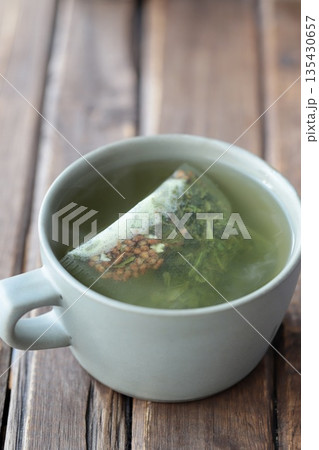 マグカップにタップリ淹れた簡易ティーバッグの抹茶入り玄米茶 マグカップにタップリ淹れた簡易ティーバッグの抹茶入り玄米茶 135430657
