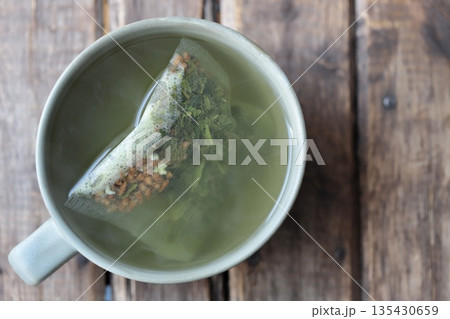 マグカップにタップリ淹れた簡易ティーバッグの抹茶入り玄米茶 マグカップにタップリ淹れた簡易ティーバッグの抹茶入り玄米茶 135430659