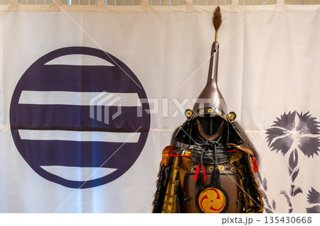 戦国の庭歴史館内にある吉川家家紋と吉川広家甲冑のレプリカ　広島県山県郡北広島町 135430668