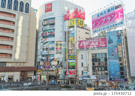 東京都の都市風景　八王子駅北口 135430712