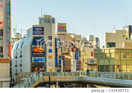 東京都の都市風景　八王子駅北口 135430713