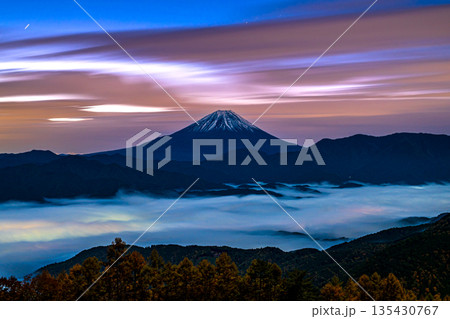 櫛形山林道から望む薄明の朝焼け空と雲海と富士山 櫛形山林道から望む薄明の朝焼け空と雲海と富士山 135430767