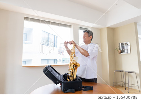 楽器を演奏するシニア男性 楽器を演奏するシニア男性 135430788
