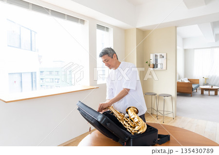 楽器を演奏するシニア男性 135430789