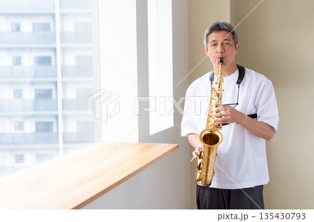 サックスを吹くシニア男性 135430793