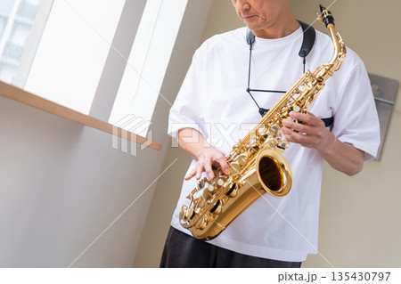 楽器を演奏するシニア男性 135430797