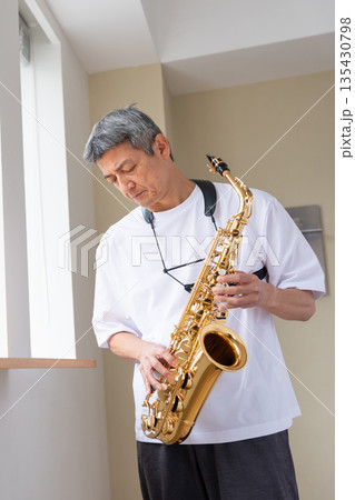 楽器を演奏するシニア男性 135430798