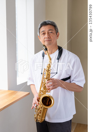 楽器を演奏するシニア男性 135430799