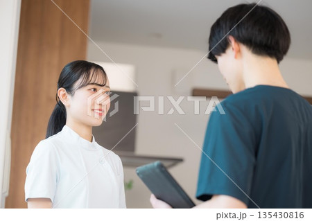 タブレットを見る医療スタッフのチームワーク 看護師の申し送り5w1hに注意 インシデント予防 タブレットを見る医療スタッフのチームワーク 看護師の申し送り5w1hに注意 インシデント予防 135430816