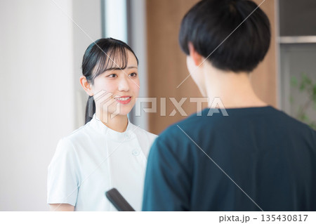 タブレットを見る医療スタッフのチームワーク 看護師の申し送り5w1hに注意 インシデント予防 タブレットを見る医療スタッフのチームワーク 看護師の申し送り5w1hに注意 インシデント予防 135430817