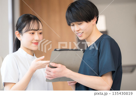 タブレットを見る医療スタッフのチームワーク　看護師の申し送り5w1hに注意　インシデント予防 135430819