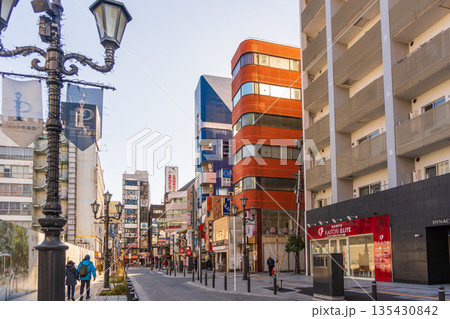 東京都の都市風景　八王子駅北口 135430842
