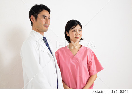 自信に満ちた表情で微笑む男性医師と女性看護師の 自信に満ちた表情で微笑む男性医師と女性看護師の 135430846