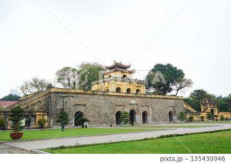 ベトナムのとある町中にある有名なタンロン城跡 135430946