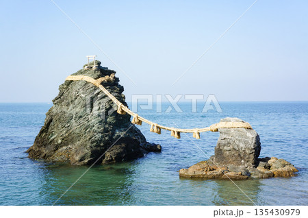 三重県の伊勢にある海に浮かぶ二見興玉神社の夫婦岩 135430979