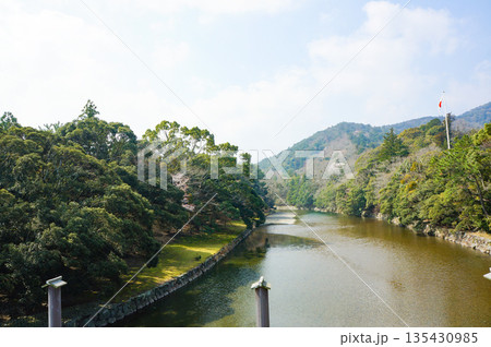 伊勢神宮付近を流れる川にかかる伊勢神宮宇治橋から眺める風景 伊勢神宮付近を流れる川にかかる伊勢神宮宇治橋から眺める風景 135430985