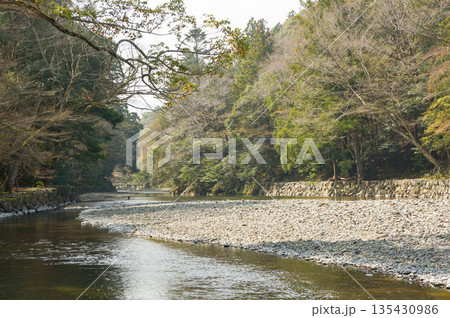 木々に囲まれた伊勢神宮付近を流れる川の美しい風景 135430986