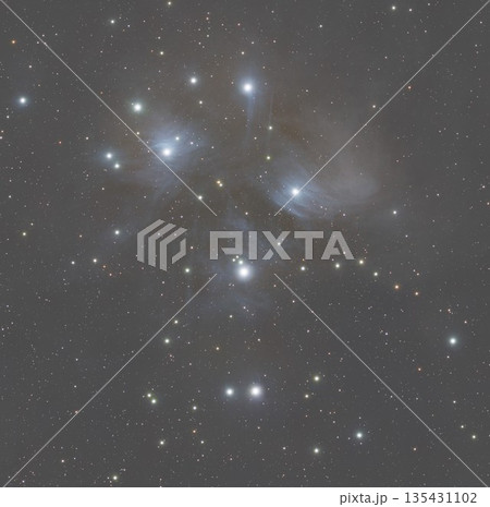 空に輝くプレアデス星団 135431102