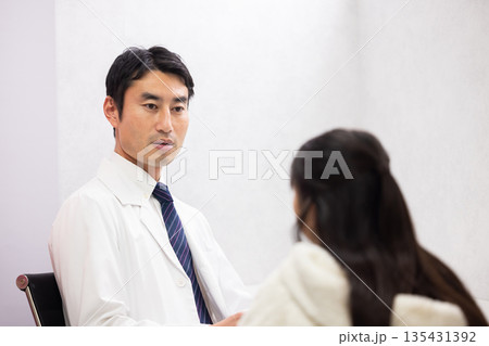 小学生の患者を診察する男性医師 小学生の患者を診察する男性医師 135431392