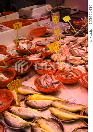 香港島北角の市場で売られる魚。日本ではなじみのない魚も多い 135431450