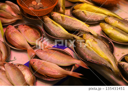 香港島北角の市場で売られる魚。日本ではなじみのない魚も多い 香港島北角の市場で売られる魚。日本ではなじみのない魚も多い 135431451