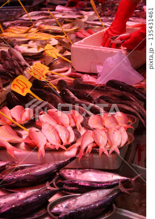 香港島北角の市場で売られる魚。日本ではなじみのない魚も多い 135431461