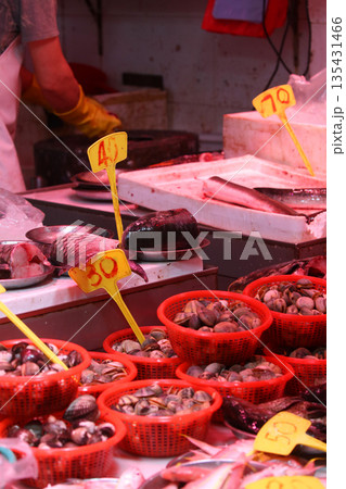 香港島北角の市場で売られる魚。日本ではなじみのない魚も多い 香港島北角の市場で売られる魚。日本ではなじみのない魚も多い 135431466