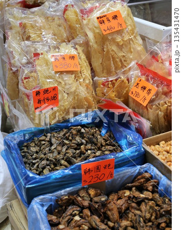 香港・徳輔道西の高級乾物店で売られる高級食材。何に使われるか分からない乾物も多い 135431470