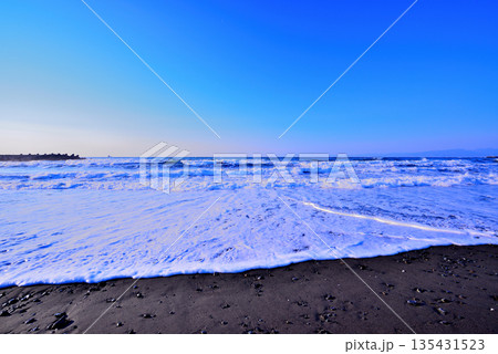 真冬の湘南　強風の茅ケ崎海岸の白波 135431523