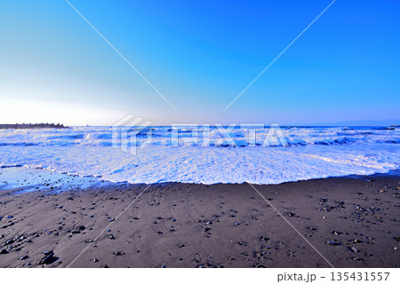 真冬の湘南　強風の茅ケ崎海岸の白波 135431557
