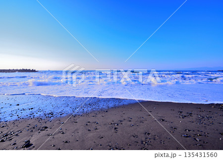 真冬の湘南　強風の茅ケ崎海岸の白波 135431560