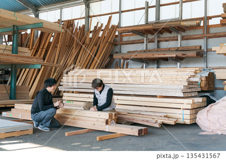 建設業で働く男性たち 建設業で働く男性たち 135431567
