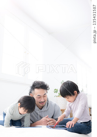 親子でタブレットを使いながら一緒に勉強し遊びながら学ぶ休日の時間 父親と息子(兄弟)の楽しい育児 親子でタブレットを使いながら一緒に勉強し遊びながら学ぶ休日の時間 父親と息子(兄弟)の楽しい育児 135431587